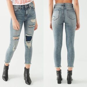 BDG TWIG CROP HIGH RISE DISTRESSED PATCH SKINNIES